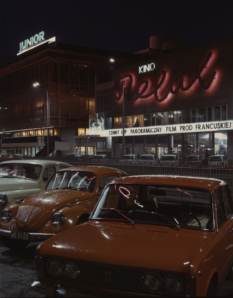 Neon kina Relax w Warszawie, lata 70 XX w., fot. n.n., Narodowe Archiwum Cyfrowe
