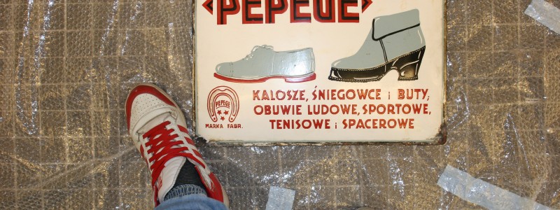 Szyld firmy obuwniczej PEPEGE